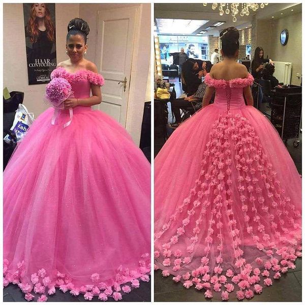 Bellissimi fiori fatti a mano con spalle scoperte 3D accentati rosa rosa trenino che balla abito da quinceanera abito da ballo per debuttanti abito da festa militare