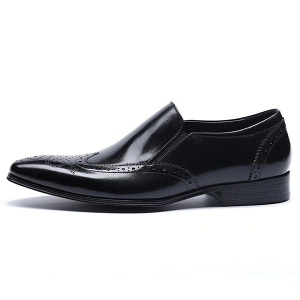 Mocassini da uomo intagliati da uomo in vera pelle di design di lusso Abito formale a punta Slip on Man Wingtip Brogue Shoes