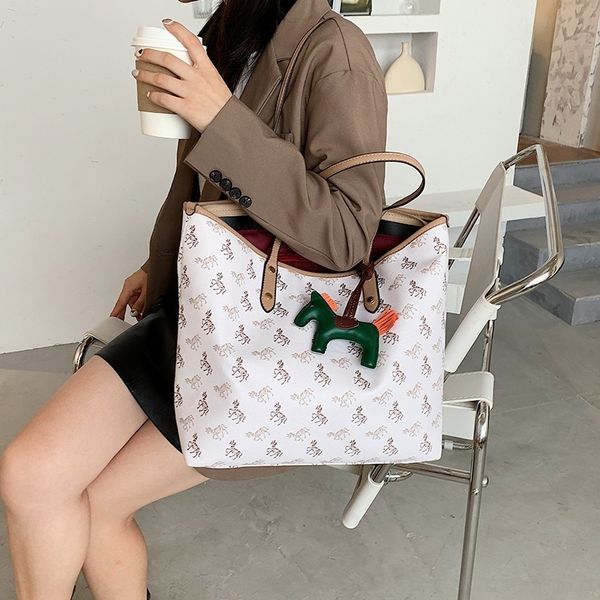 

eqvpx wanghong big hand shoulder 2020 new fashion shoulder versatile large capacity women's fashion tote bag ins armpit texture bag c8y