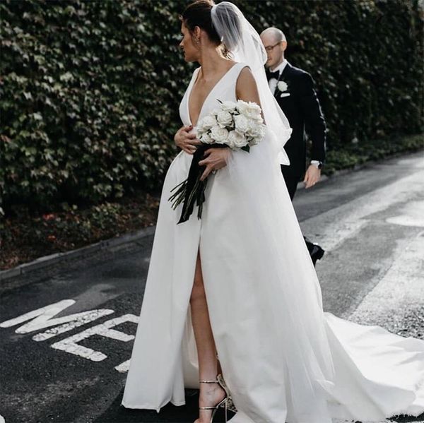 Abiti da sposa country semplici in raso con tasche Abiti da sposa da giardino lunghi con spacco frontale sexy Abiti da sposa da esterno con scollo a V profondo