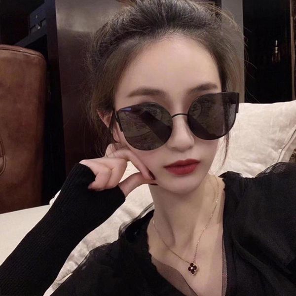 

red sunglasses in street gm, White;black