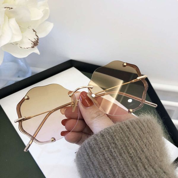 

high-end frameless flower type women's ms sunglasses modeling glasses seaside travel and vacation anti ultraviolet sunglasses, White;black