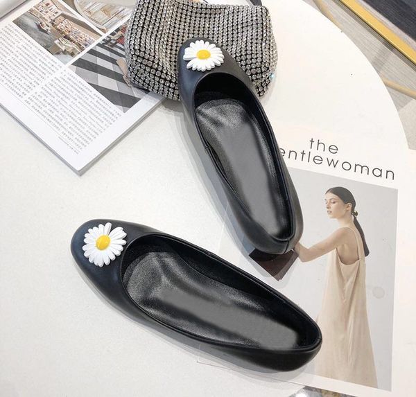 

women with single shoes 2020 new korean version summer fashion net red versatile women's shoes with soft soles and scoop shoes and shal, Black