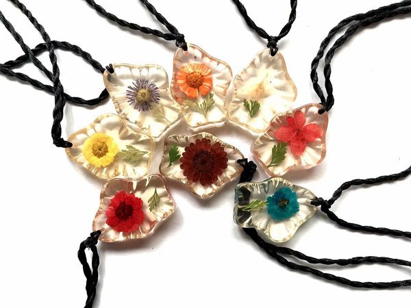

yqtdmy 10 pcs embedded rare charming mixed color flower plant pendant accessories, Silver
