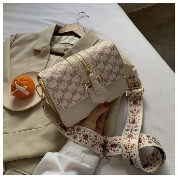 

high-end women's bags 2020 autumn new korean fashion trendy messenger bag wild shoulder bag personalized small square