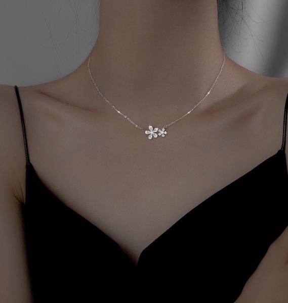 

2020 factory niche art ins clavicle chain female korean version of simple temperament small fresh flashing diamond five petal flower pendant, Silver
