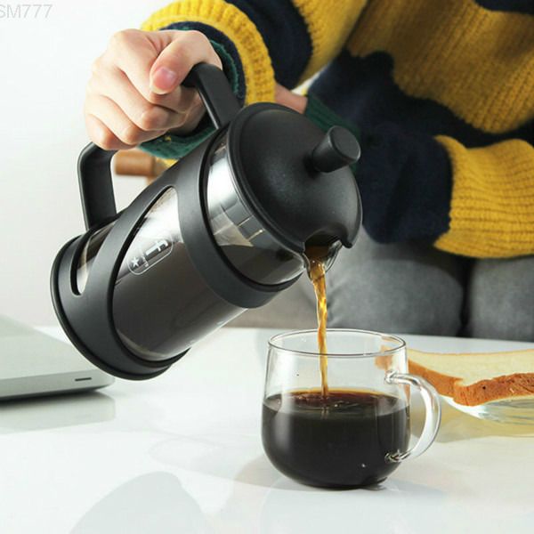 

французский горшок, кофе, рука моют фильтр