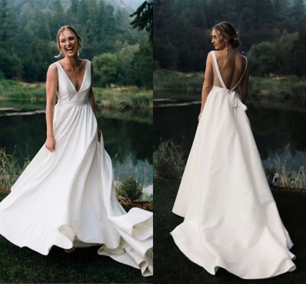 Elegante Satin Beach Brautkleider Brautkleider Deep V Hals Sexy Rückenless Zug Zuggegebener Garten Plus Größe Einfacher Vestido de Novia 403 403