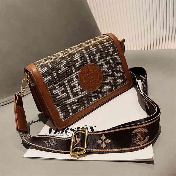 

2022 factory wholesale new female winter style small square korean fashion embroidered shoulder bag fashion printed shoulder belt messenger