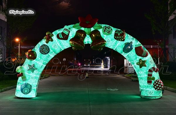 Nuovo arco natalizio gonfiabile illuminato personalizzato Arco arcobaleno a LED soffiato ad aria di 6 m di larghezza con campane dorate per la decorazione di feste all'aperto