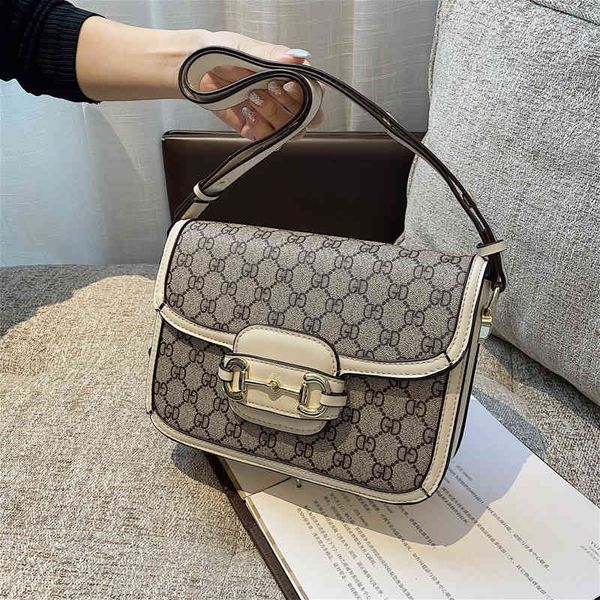 

2022 latest luggage factory wholesale factory trendy single shoulder armpit girls' lock inclined span postman bag bags