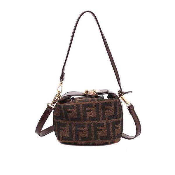 

2022 factory wholesale new printed one shoulder portable bag