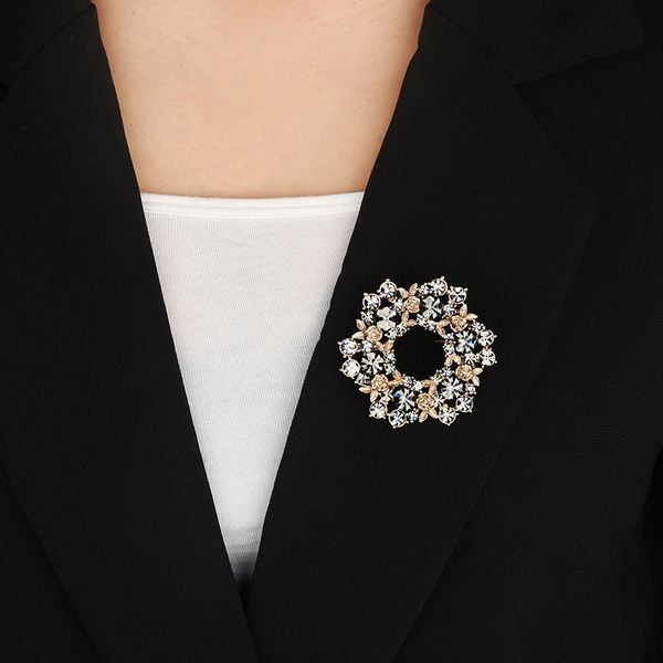 

pins broches de crÃ©ateurs woman jewlery austrian crystal brooch anti-light clothing accessories high-end wreath pin, Gray