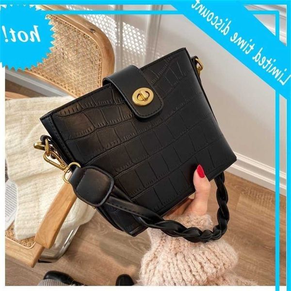 

2020 new trend travel one shoulder messenger crocodile women's bucket bag