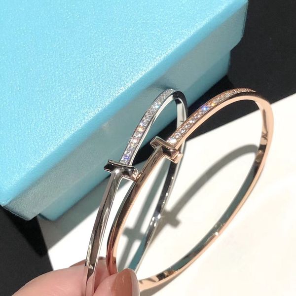 

2021 new luxury fashion design series half diamond bracelet platinum inlaid brilliant diamond atmosphere elegant bracelet ing, Red;brown