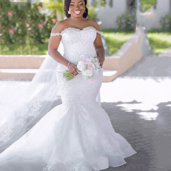 2022 Sexy Kristalle Perlen Spaghetti Meerjungfrau Hochzeitskleid für die Braut Afrikanische Lange Trompete Brautkleider Applikationen Spitze Plus Size Brautkleider