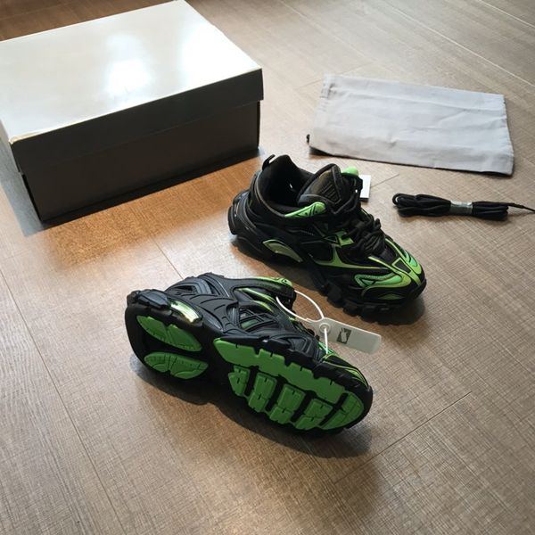 

четвертое поколение семьи добавляет новый дизайн. продолжая на открытом воздухе силуэт и сложной верхней структуры, это обновление, Black