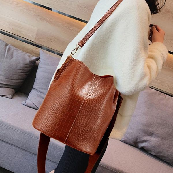 

portable messenger bag women pu leather solid crocodile shoulder crossbody handbag large-capacity patchwork bucket bags