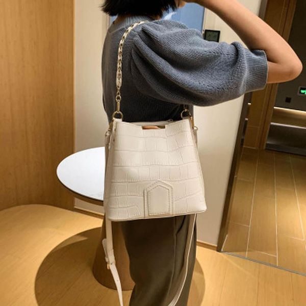 

the new senior fashion sense crocodile grain one shoulder inclined large bucket bag bag atmosphere handbags