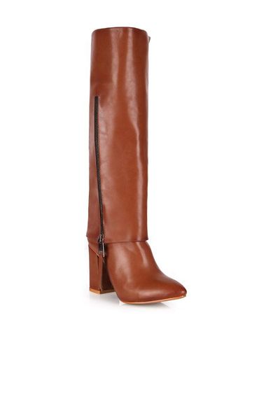 

oblavion alba preferred boot model in autumn and winter looks very impressive thanks to its rebellious and feminine stance, Black