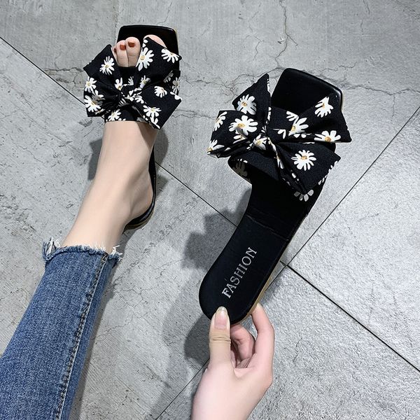 

wear 2020 new fashion versatile small wrinkled chrysanthemum slippers women flat bottomed beach one word slippers x1020, Black