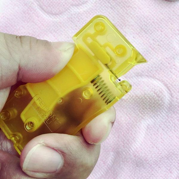 

1pcs portable automatic needle threader plastic/steel for stitch insert yellow diy craft hand sewing machine multi-function1, Black