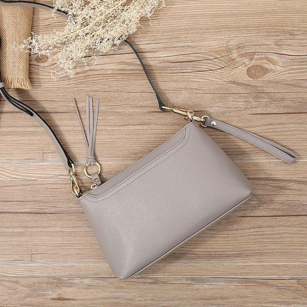 

2020 autumn and winter new fashions, the first layer of cowhide leather, slanting shoulder, hand tassels, mini bags