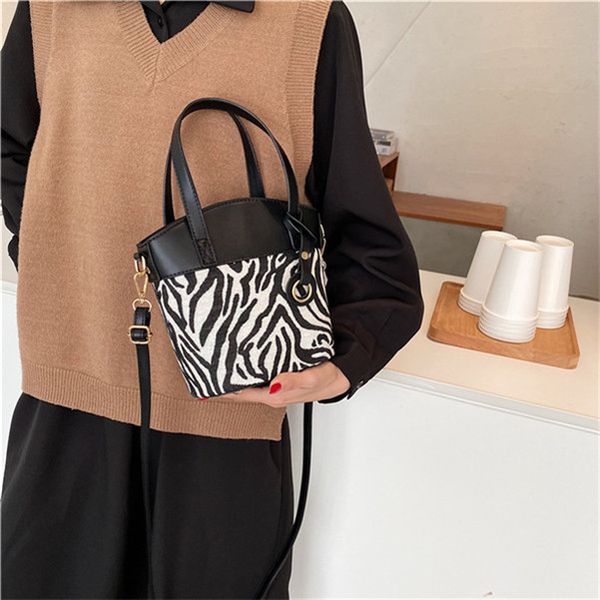 

hh letter printing luxury handbags women bags designer fashion big capacity tote bag pu leather shoulder crossbody bag 52519