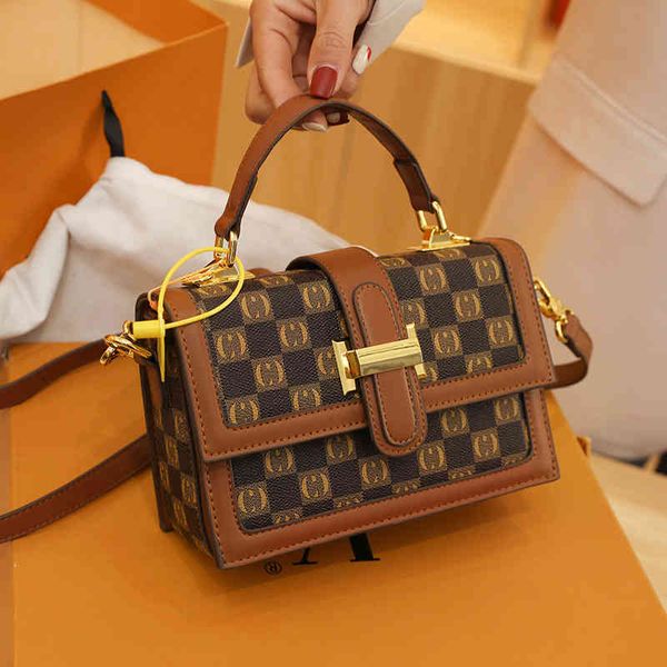 

2022 factory wholesale new spring fashion letter women's trend single shoulder contrast color korean oblique cross hand small square ba