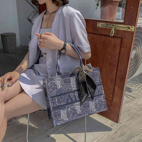 

2022 latest luggage factory wholesale red printing large capacity women's summer texture bag popular canvas messenger bag