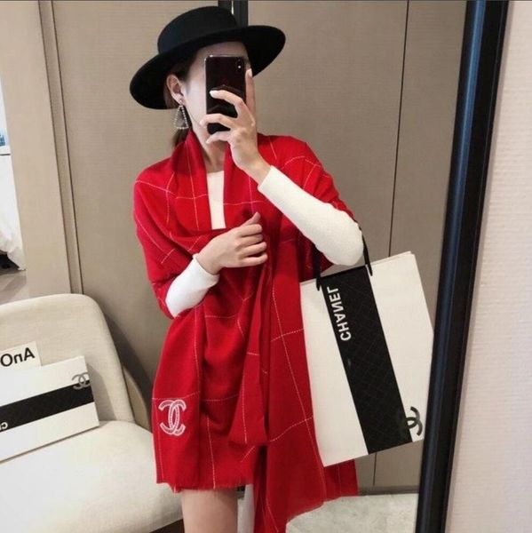 

the new type of small fragrance wool scarf, versatile mesh delicate embroidery, fashion shop style, exquisite feel good workmanship, gifts, Blue;gray