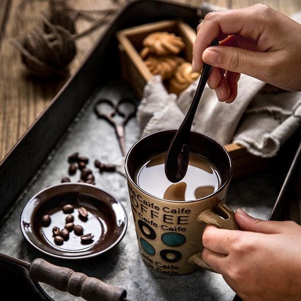 Tassen Handbemalte Tasse Handgefertigte Keramik-Wasserflasche mit Deckel und Löffelgriffschlitz Hell glasierte europäisch-amerikanische Kaffeetasse