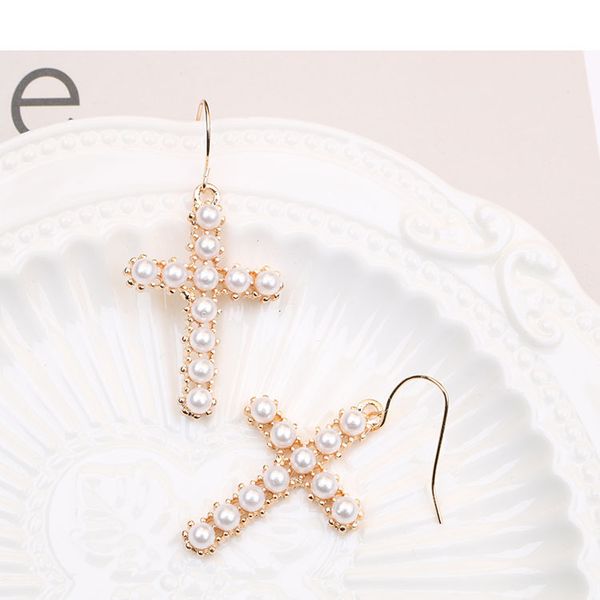 

2020 new designer luxury pearl earrings female golden fashion European and American alloy cross earrings