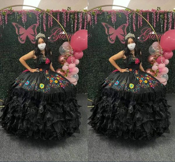 2022 Black Prom Sweet 15 Quinceanera Abiti Puffy Tiered Ball Gowns Fiori vintage Ricamati senza spalline Birthdat Party Abito formale