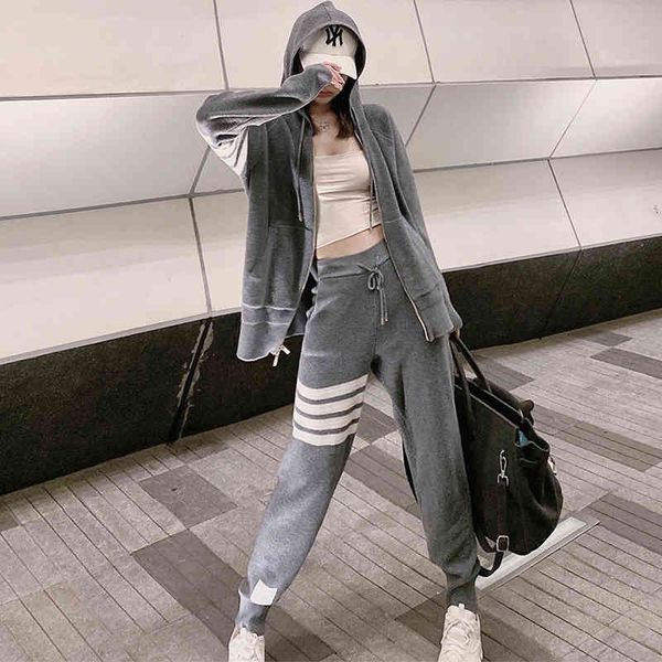 

2022 factory wholesale new four bar coat sweater suit men's and women's lovers' korean loose autumn fashion, White;black