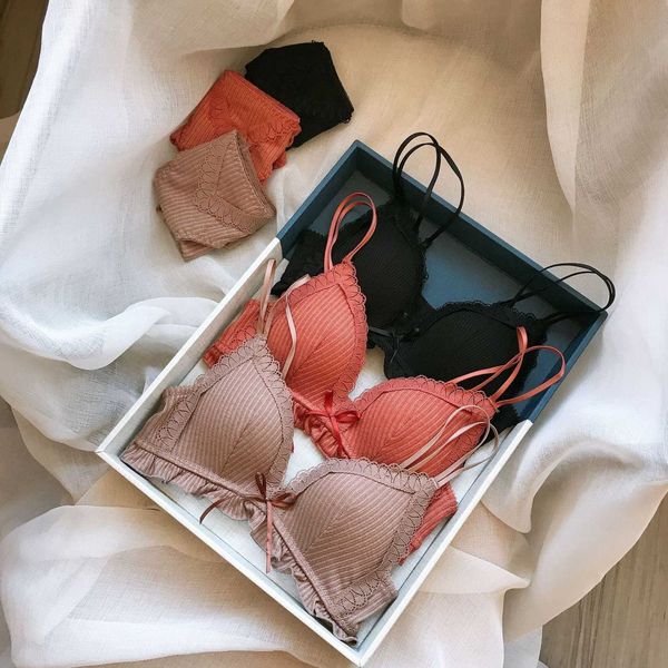 

new french triangle playful girl lace thin cup comfortable breathable rimless underwear, Red;black