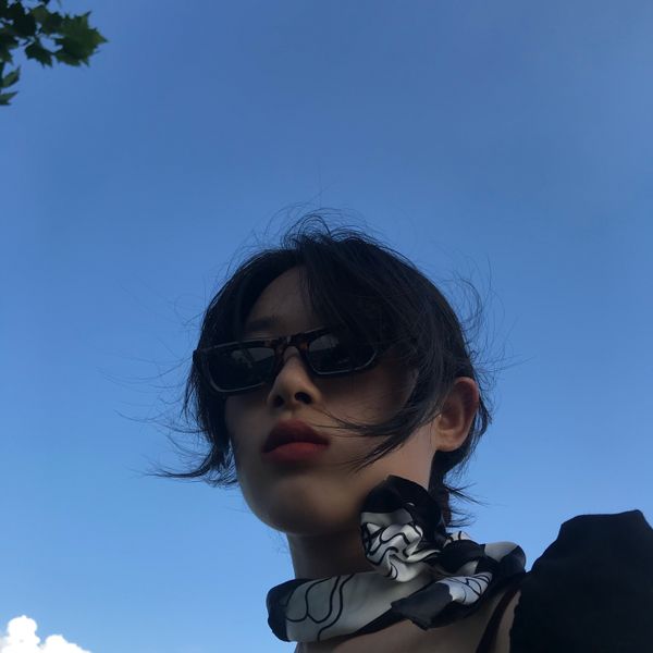 

jennie's sunglasses same fashion: girls in the girls' fashion, White;black