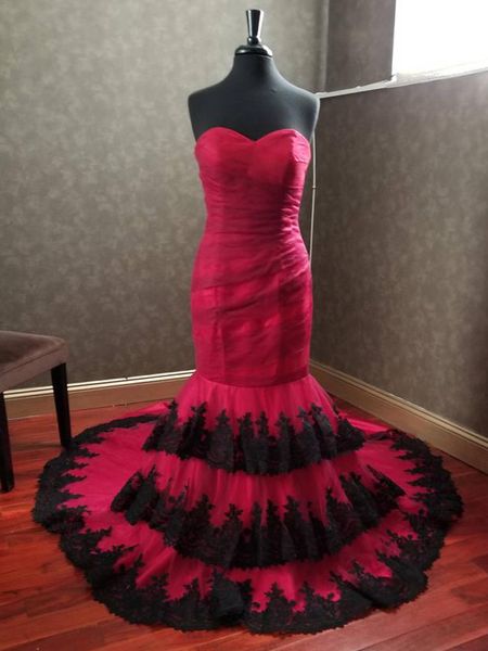 Dark Fantasy Rote und schwarze Schatz-Nixe Silhouette Drei Tiered Ebenen Rock mit Applikationen Gothic Hochzeit Brautkleid mit Schleier