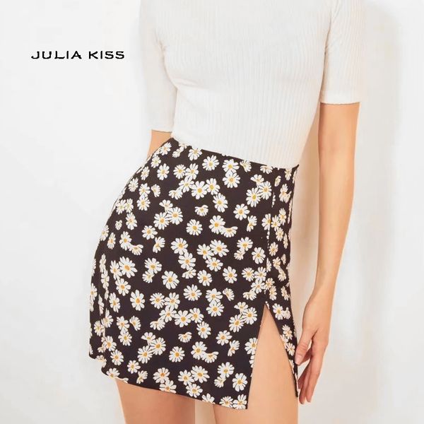 

women fashion mini skirt with front split in daisy floral, Black