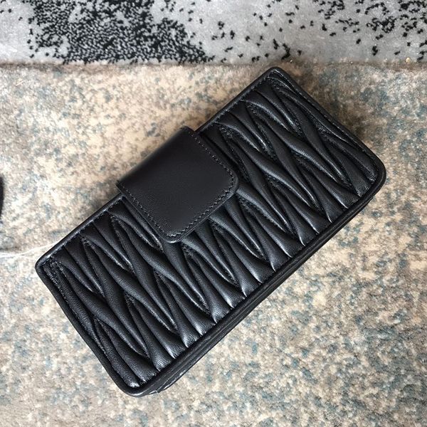 

the new series 5bh042 women bags lambskin inside the skin the leather is soft and delicate removable leather shoulder strap delicate joker