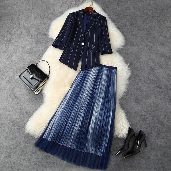 

2020 qiu dong new irregular stripe jacket + net yarn pleated skirts suits t11281, White