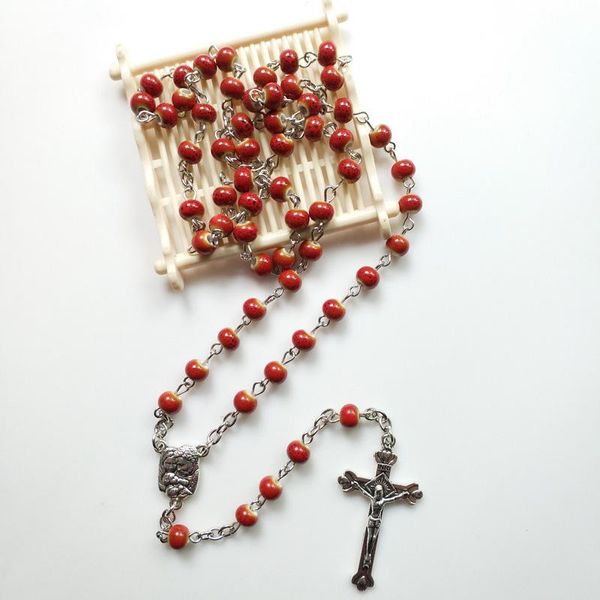 Anhänger Halsketten Rot Keramikgebet Perlen Kette Heilige Familie Medaille Religiöse Chaplet Rosenkranz Halskette Crucifix Kreuz Y-Halskette Schmuck