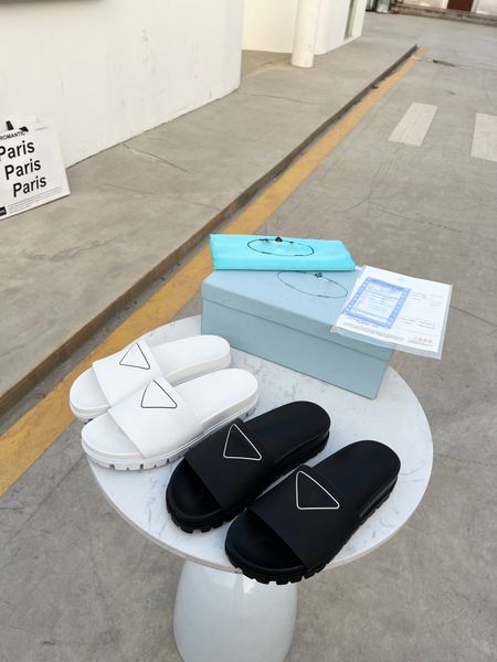 

2022 fashion black soft leather slipper mules bees summers slide slippery flat chain sandals wide t-bar casual beach slip sandals with box