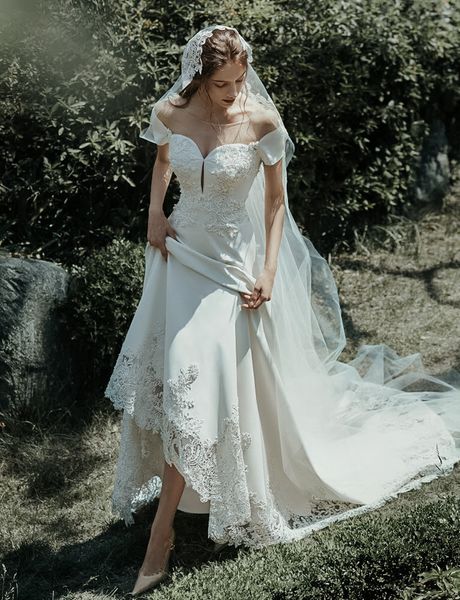 Enchanted Vintage A Line Abito da sposa Corte dei treni Manica corta Appliques in pizzo Garden Romance Abiti da sposa eterei Sheer Scoop Neck Abiti da sposa in raso avorio