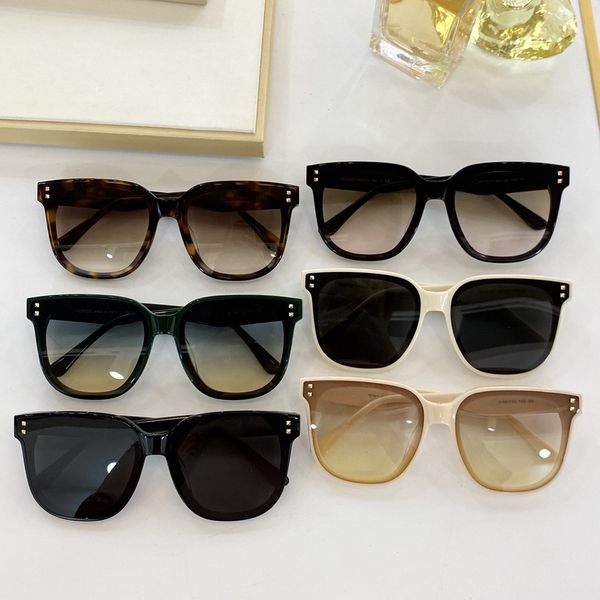 

2021 new fashionable square face display small sunglasses anti-radiation temperament simple and generous size 54*16*145mm4077