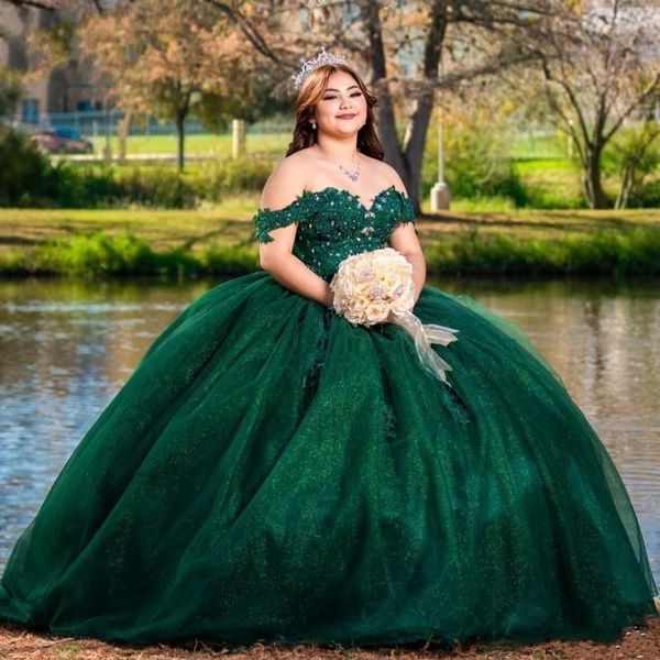 2022 Abiti sexy Quinceanera verde smeraldo Appliques di pizzo Perline di cristallo Off spalla Lace Up Back Tulle Puffy Ball Gown Party Prom Abiti da sera