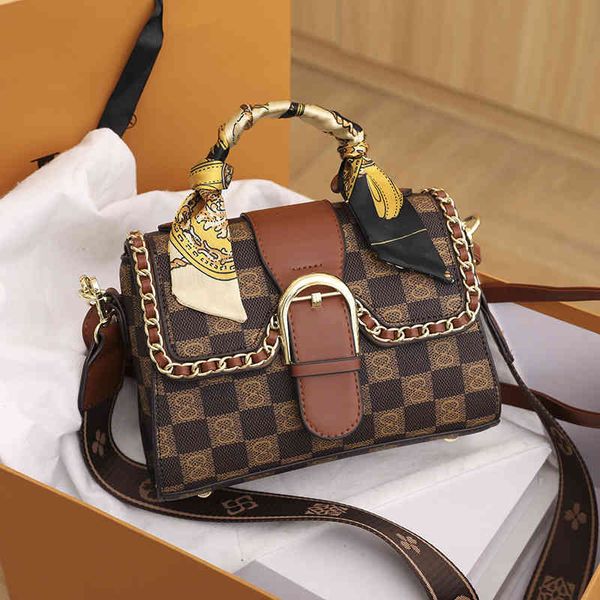 

2022 factory wholesale new women's early spring fashion this year's messenger bag fashion checkerboard portable one shoulder fashi