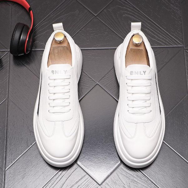 Stilista Abito da sposa Scarpe in pelle Lusso Primavera Autunno Cuscino d'aria bianco Sneakers da uomo Piattaforma stile britannico Mocassini casual da passeggio