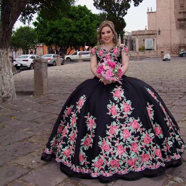 Vestidos de vestidos pretos Quinceanera vestido de bola de cetim de bordado mexicano do ombro de festas de aniversário de baile para o doce 15 16 menina