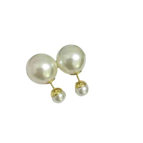 

pearl earrings are simple and luxurious, lovely, Golden